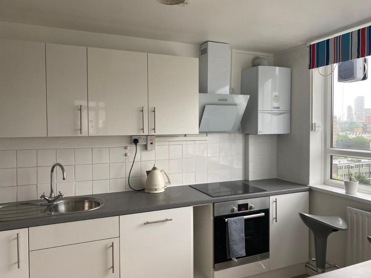 Accommodatie bij particulieren Bedroom With An Office Desk In A Shared 2 Bedroom Flat Near Canary Wharf