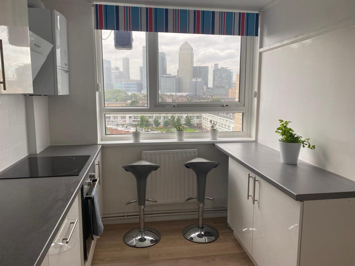 Bedroom With An Office Desk In A Shared 2 Bedroom Flat Near Canary Wharf Accommodatie bij particulieren *