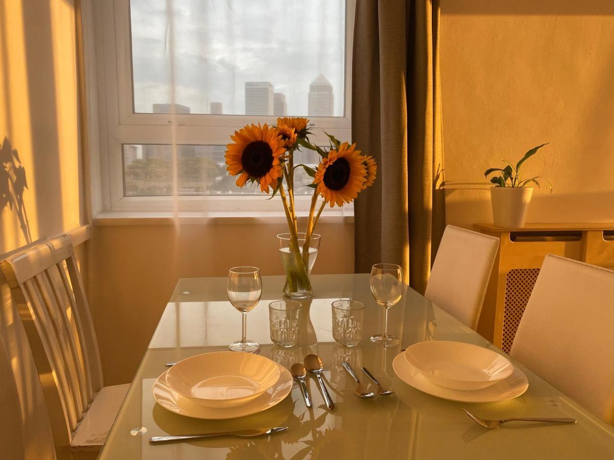 Bedroom With An Office Desk In A Shared 2 Bedroom Flat Near Canary Wharf * Londen