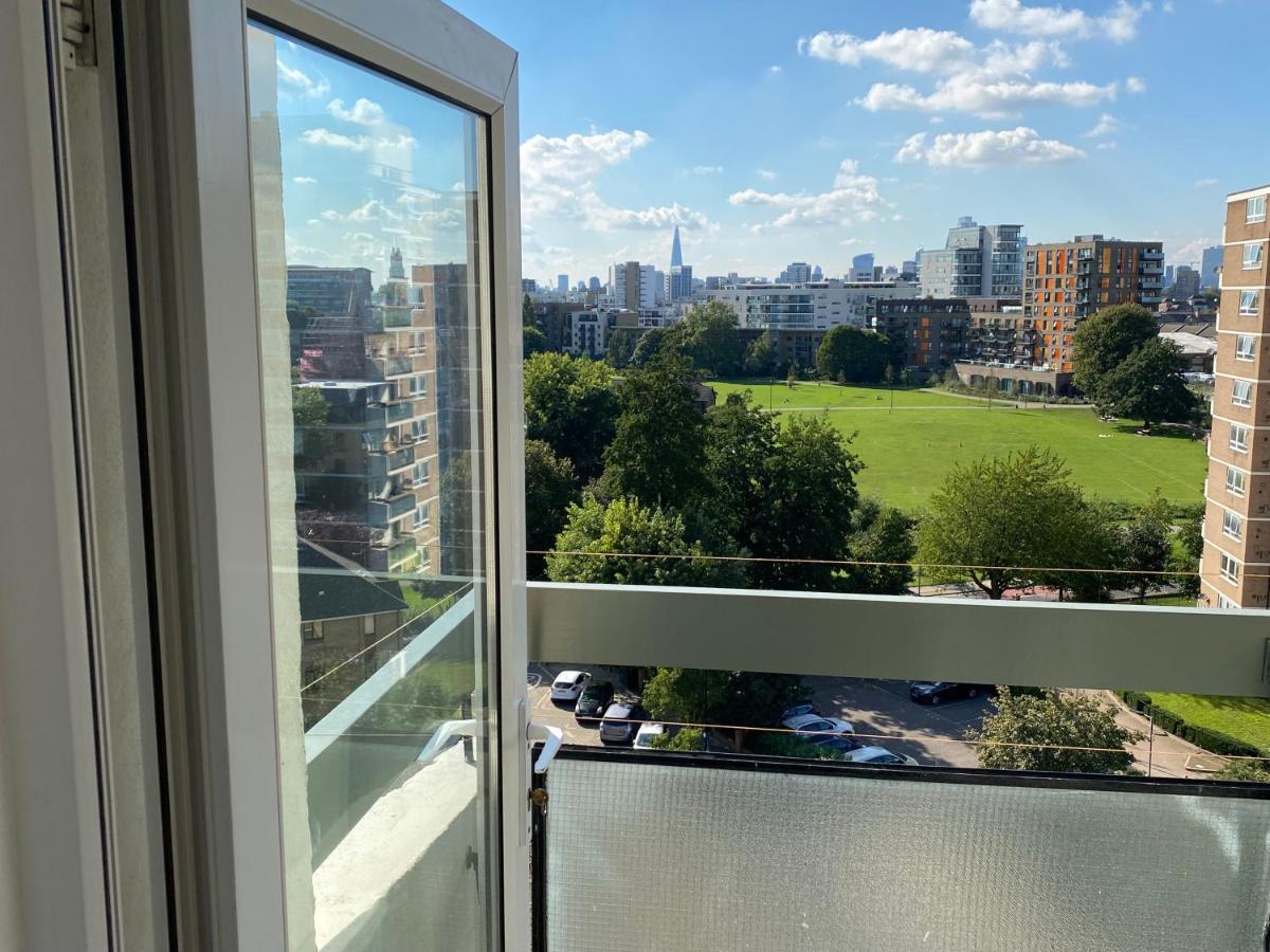 Bedroom With An Office Desk In A Shared 2 Bedroom Flat Near Canary Wharf * Londen