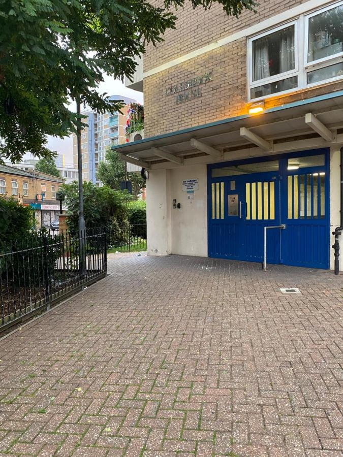 Accommodatie bij particulieren Bedroom With An Office Desk In A Shared 2 Bedroom Flat Near Canary Wharf *