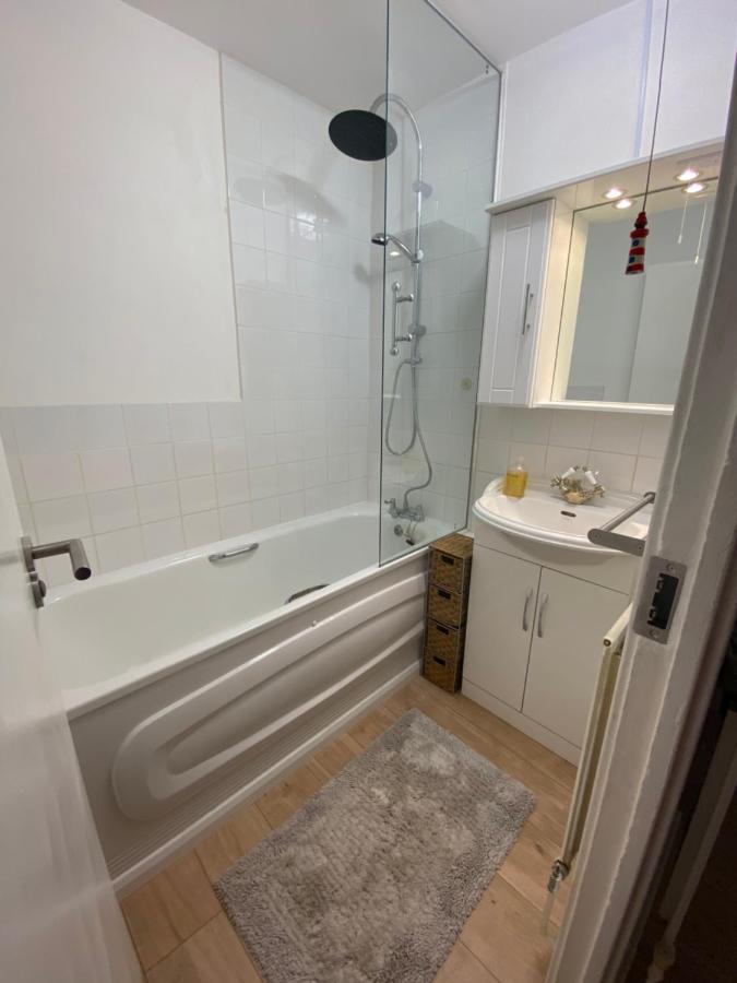Bedroom With An Office Desk In A Shared 2 Bedroom Flat Near Canary Wharf Accommodatie bij particulieren Londen
